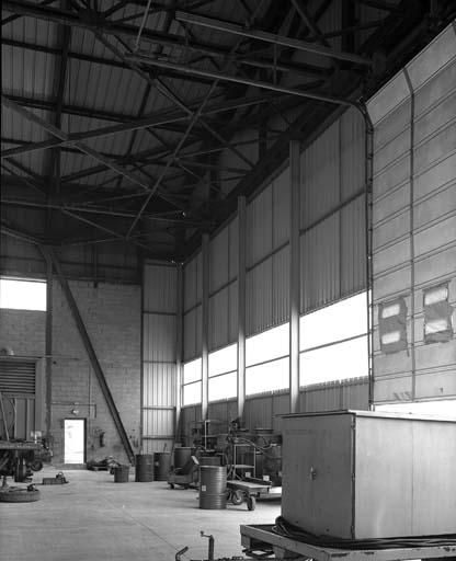 Ancien hangar d'aviation HM8 : détail de la charpente métallique, angle sud-est.