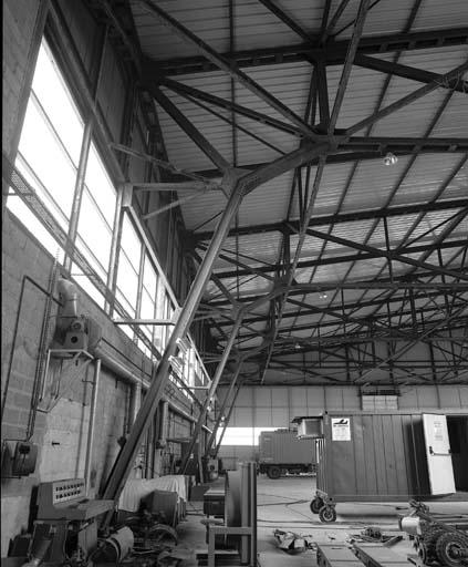 Ancien hangar d'aviation HM8 : détail de la charpente métallique, piliers de soutènement, mur oriental.