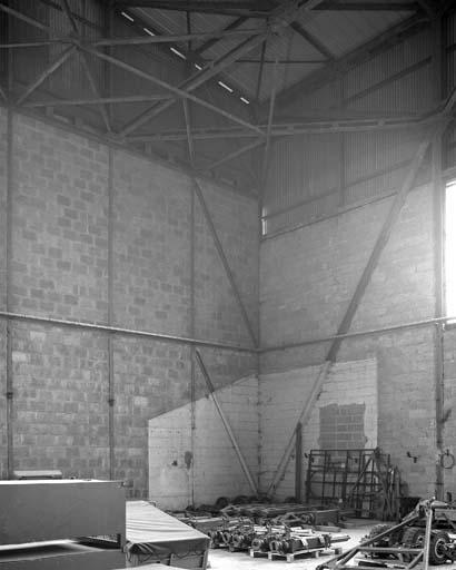 Ancien hangar d'aviation HM8 : détail de la charpente métallique, angle nord-est.