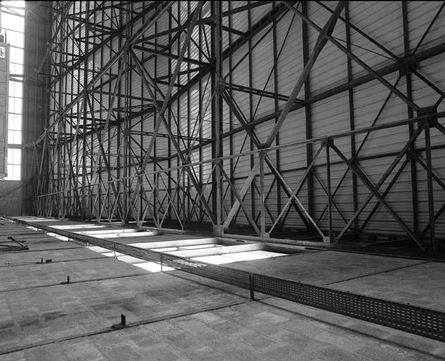 Ancien hangar d'aviation HM8 : détail de la charpente métallique.