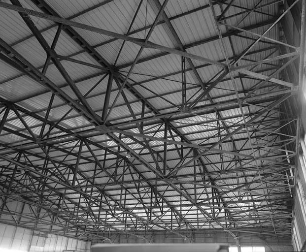 Ancien hangar d'aviation HM8 : charpente métallique.