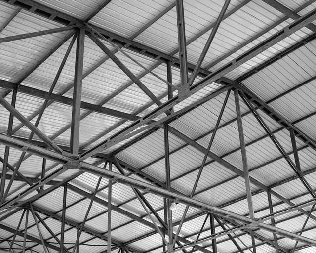 Ancien hangar d'aviation HM8 : détail de la charpente métallique.