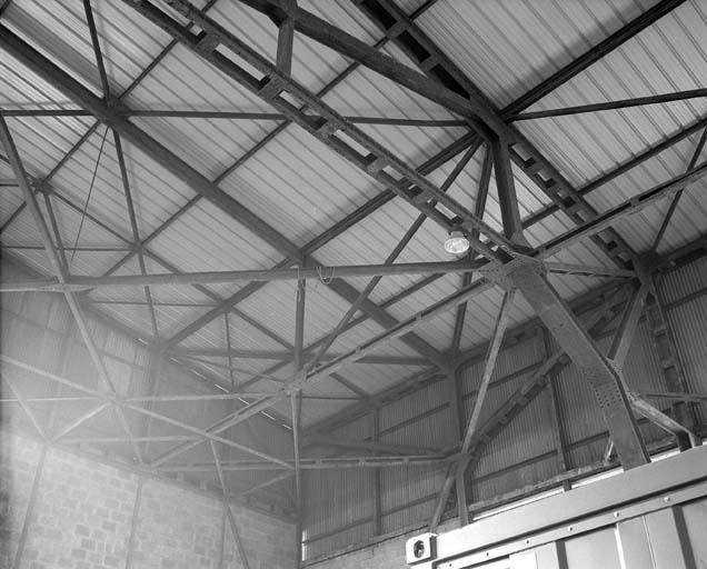 Ancien hangar d'aviation HM8 : détail de la charpente métallique.