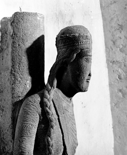 Crypte, chapelle Saint-Martin : détail de Hildegarde (?), le visage de profil et les cheveux nattés.