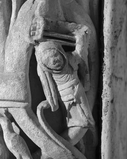 Crypte, chapelle Saint-Martin : détail de la colonnette ornée des mois et travaux des champs : Juin ou le faucheur.