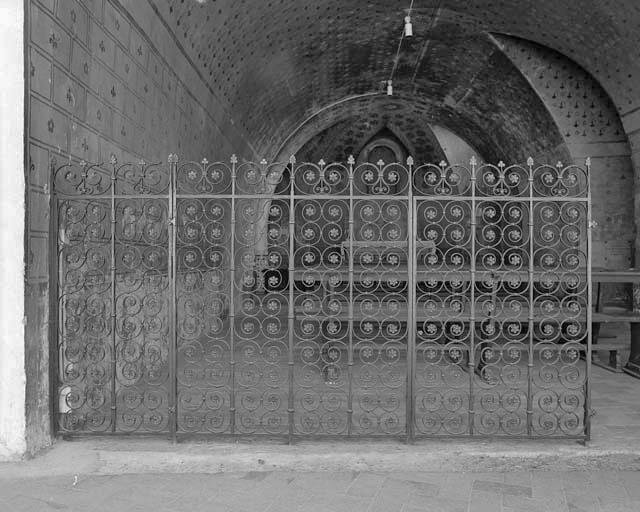 Clôture de la chapelle rayonnante attenante à la sacristie, partie gauche.