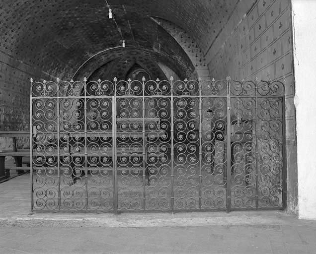 Clôture de la chapelle rayonnante attenante à la sacristie, partie droite.