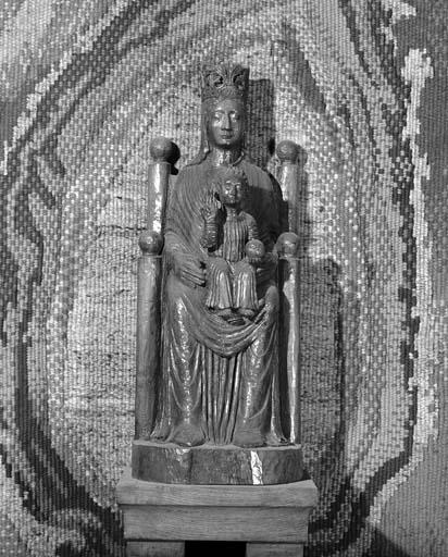 Copie interprétée de la statue de Notre-Dame de Sous-Terre exécutée en 1964 d'après un dessin de l'original et placée dans la chapelle Notre-Dame de Sous-Terre dans la crypte