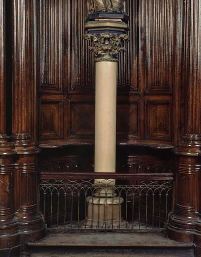 Vue générale de l'ensemble chapiteau, colonne et base placé dans la chapelle Notre-Dame du Pilier.