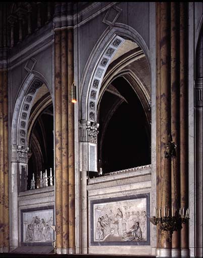 Vue partielle du décor de la partie droite du choeur (côté nord).