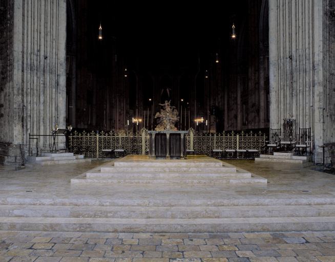 Ensemble de l'autel majeur (autel, lutrin, trône épiscopal, 2 fauteuils de célébrant, 2 armoiries d'évêque, clochette de basilique, 2 burettes, 2 calices, 2 croix d'autel, cuiller eucharistique, encensoir, navette à encens, cuiller à encens, patène, reliure, tapis d'autel)