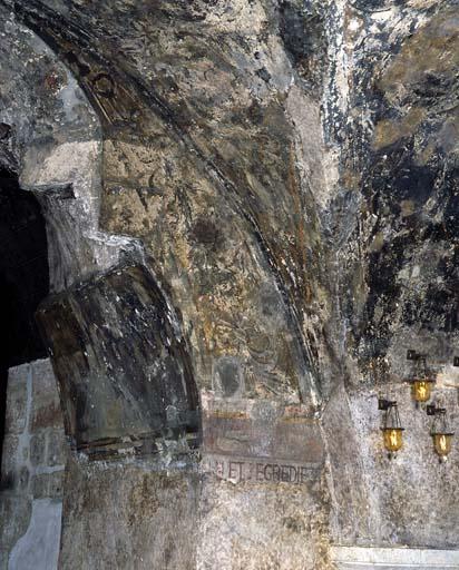 Chapelle Notre-Dame de Sous-Terre : le décor du 17e siècle conservé dans la partie haute, en bas inscription du 19e siècle.