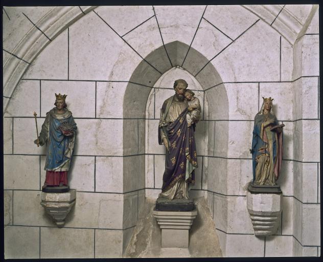 Trois statues représentant Saint Louis, Saint Joseph portant l'enfant Jésus et Sainte Anne (chapelle nord-est). Vue d'ensemble.