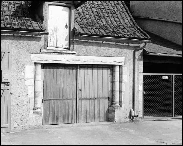 Vestige d'un portail à colonnes côté est de la place de l'église.
