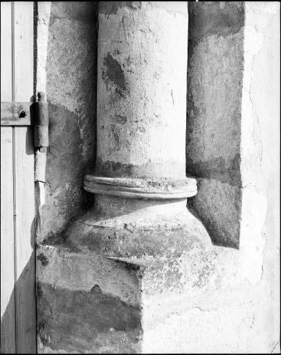 Base d'une colonne d'un ancien portail côté est de la place de l'église.