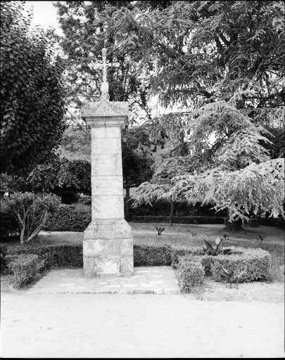 Croix d'ossuaire, actuellement monument aux morts