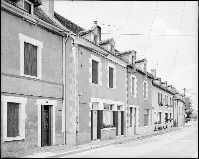Vue d'ensemble des façades de la rue principale du bourg.