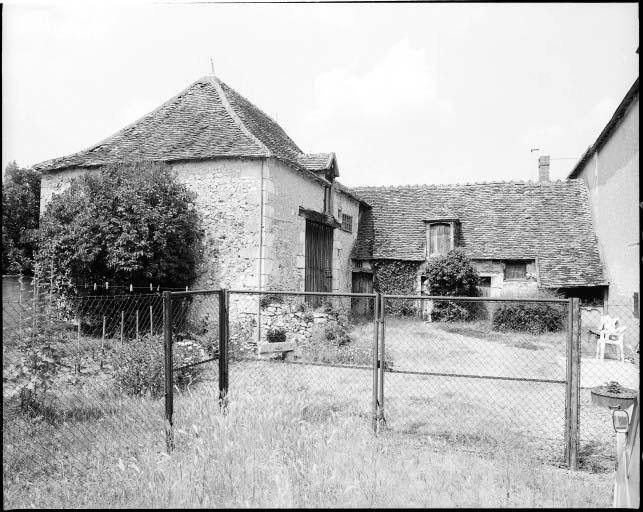 Grange et bergerie d'une ferme dans le bourg.