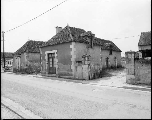 Deux boutiques et dépendances dans le bourg.