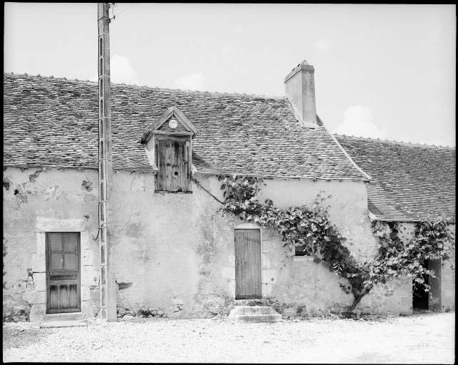 La maison d'habitation. Détail de la façade antérieure.