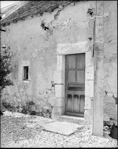 Maison d'habitation. Une porte d'entrée.