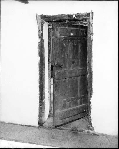 Une porte de communication intérieure du logis.