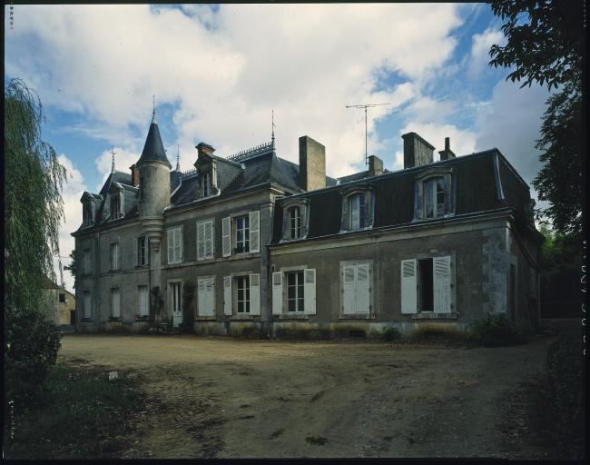 Le corps principal du château. Façade antérieure. Vue d'ensemble prise du sud.