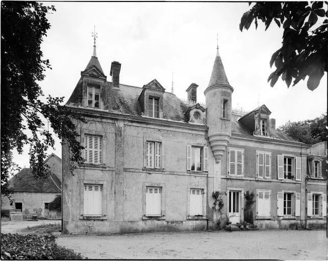 Le corps principal du château. Façade antérieure. Vue partielle prise du sud.