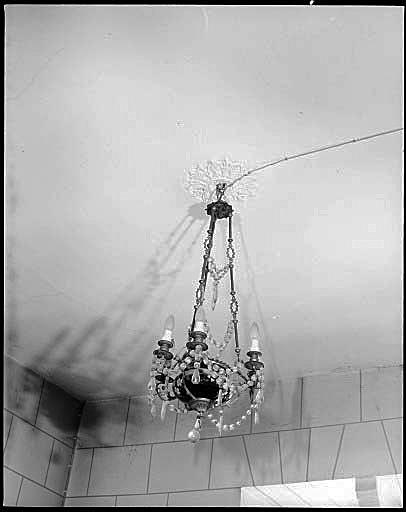 Lustre en verre bleu, bronze et cristaux dans la cage d'escalier.