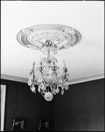 Lustre en verre, bronze et cristaux dans un salon du rez-de-chaussée.