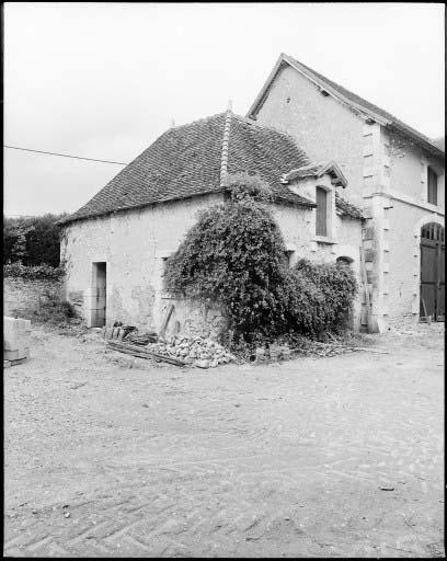Bâtiment ancien à usage de dépendance à l'extrémité de l'écurie. Vue prise du sud.