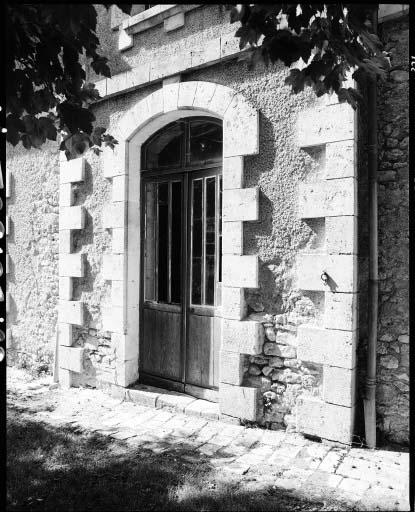 Ecuries. Porte de la sellerie.