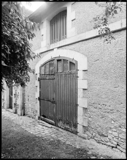 Ecuries. Porte d'entrée.
