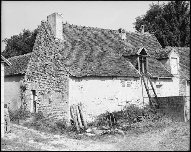 Vue d'ensemble d'une maison, voie communale no 5, prise de l'est.