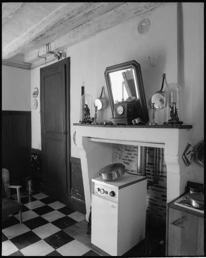 Maison d'habitation. Vue intérieure : une cheminée.