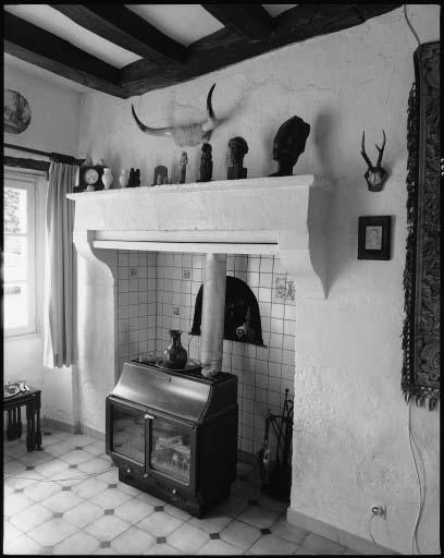 Maison d'habitation. Vue intérieure : une cheminée.