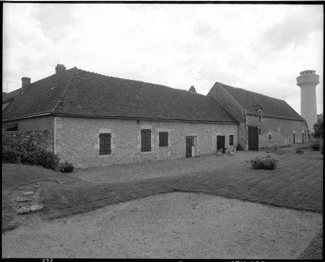 Maison d'habitation et bâtiments d'exploitation. Façade postérieure. Vue d'ensemble prise du nord-est.
