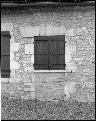 Maison d'habitation. Façade postérieure. Détail d'une ancienne baie à plate bande.