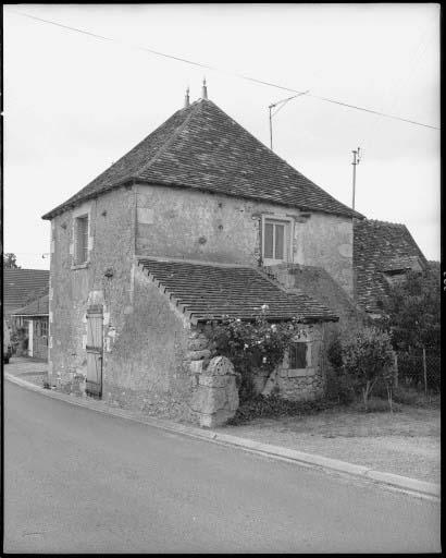 Façade antérieure. Vue d'ensemble prise du sud.