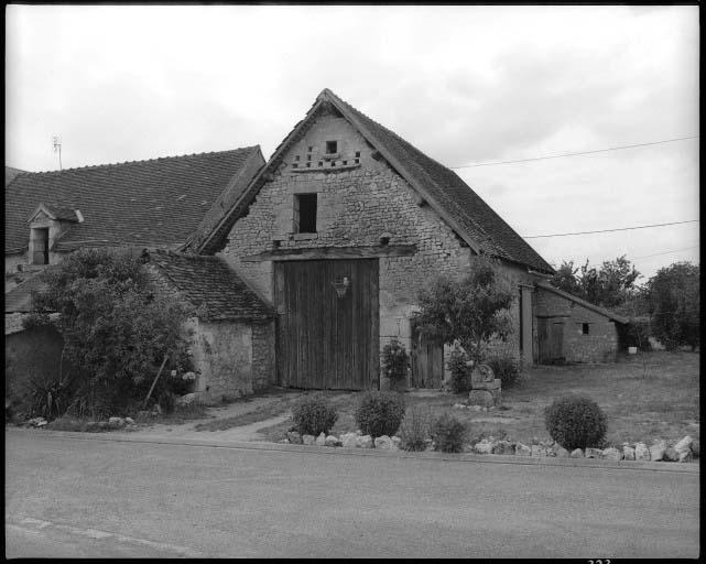 Façade antérieure. Noter la fenêtre de grenier et le pigeonnier. Vue d'ensemble prise du sud-est.