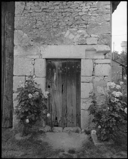 Façade antérieure. Détail de la porte piétonne avec encadrement mouluré.