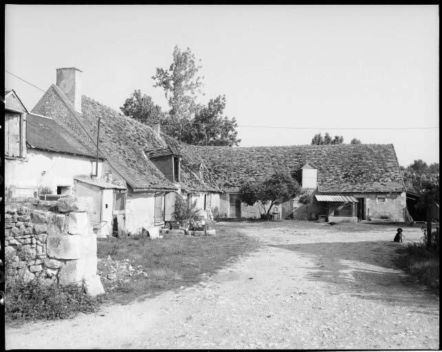 La maison d'habitation et ses dépendances. Vue prise depuis l'entrée de la cour.
