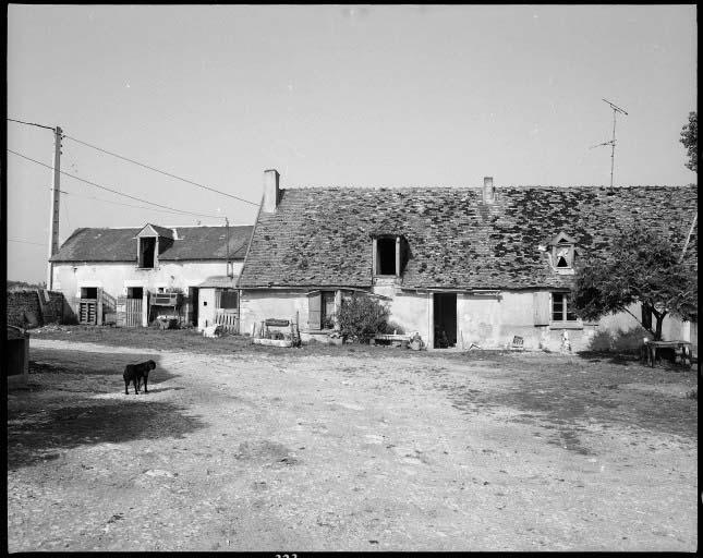 La porcherie et la maison d'habitation. Vue prise du nord est.