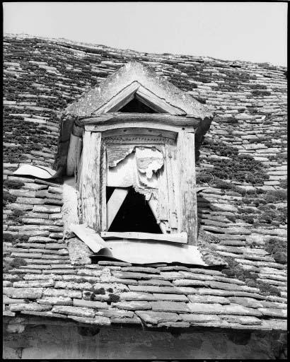 La maison d'habitation. Détail d'une lucarne à encadrement de bois.