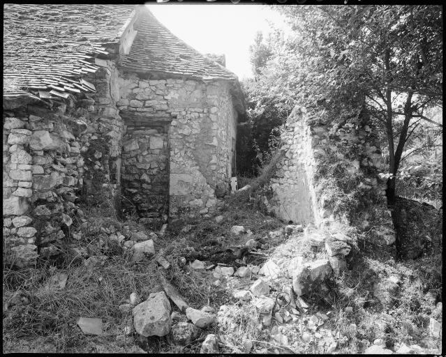 Vestiges d'une tour de défense à l'angle ouest de l'habitation. Vue prise du nord.