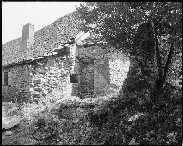 Vestiges d'une tour de défense à l'angle ouest de l'habitation. Remarquer l'ébrasement d'une meurtrière. Vue prise du nord ouest.
