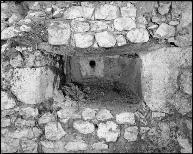 Vestiges d'une tour de défense à l'angle ouest de l'habitation. Détail de l'ouverture d'une meurtrière. Vue prise du nord est.