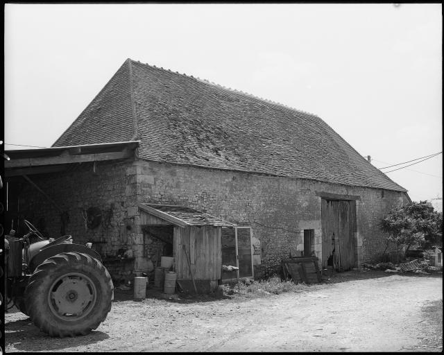 La grange étable. Vue d'ensemble prise du nord est.