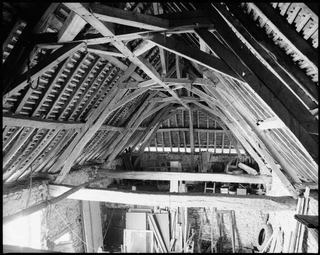 La grange étable. La charpente. Vue d'ensemble.