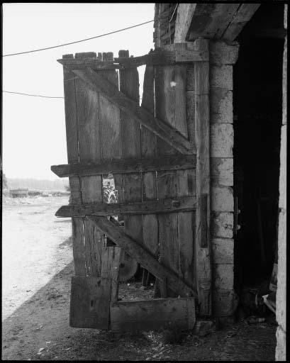 La grange étable. Vantail gauche de la porte de grange.